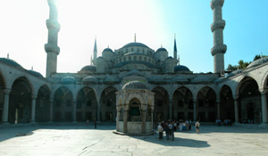 Sultan Ahmed Mosque: View of the courtyard