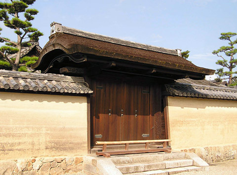 *hirakaramon 平唐門: Houryuuji Saion'in Karamon 法隆寺西園院唐門 (Nara)